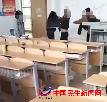 山東現代學院高校輔導員在教室內毆打女生，校方：正在核查中